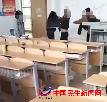 山東現代學院高校輔導員在教室內毆打女生，校方：正在核查中